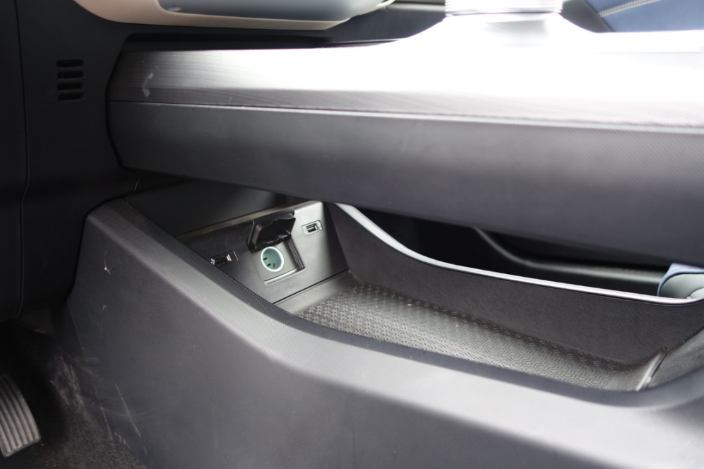 Center console storage compartment