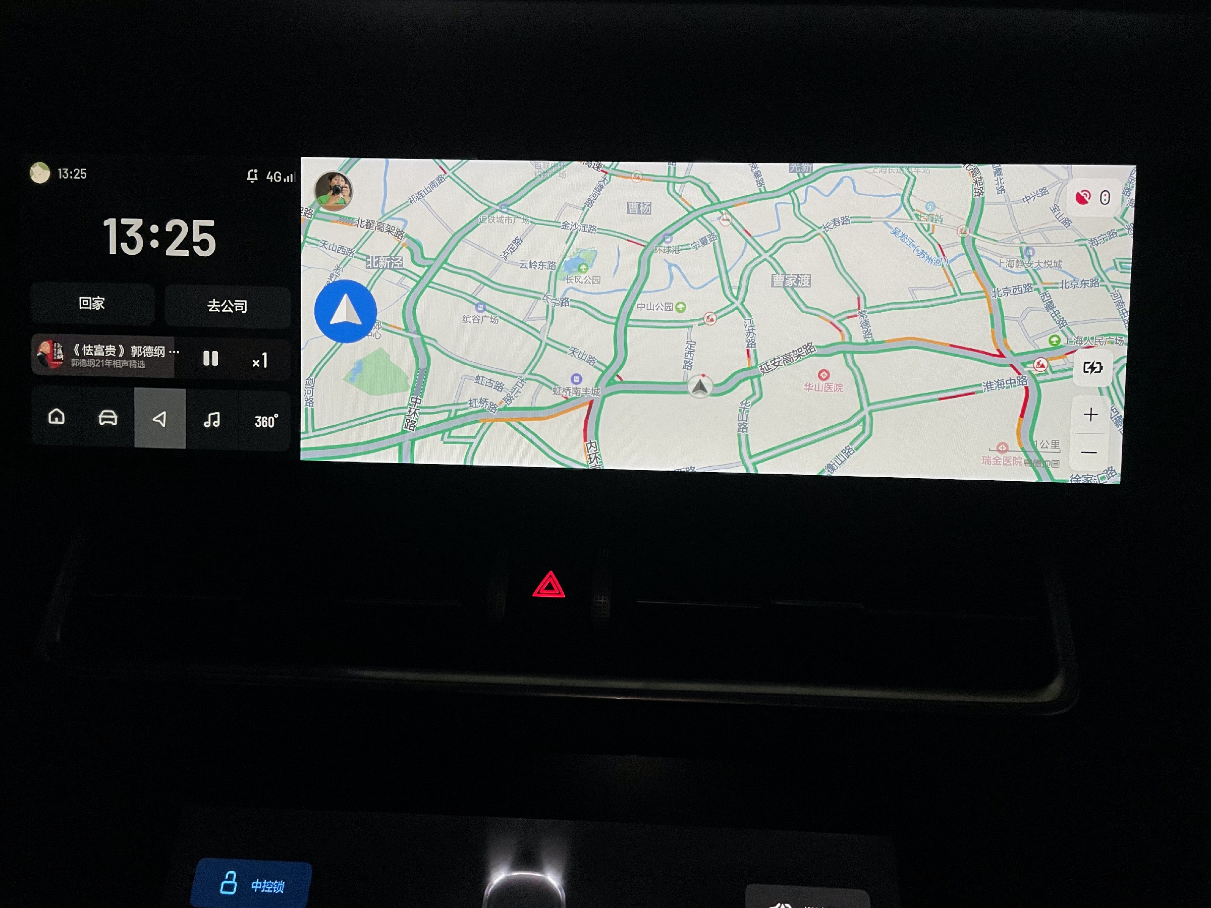 During navigation, the central control still has a quick setup menu and function entry on the left side