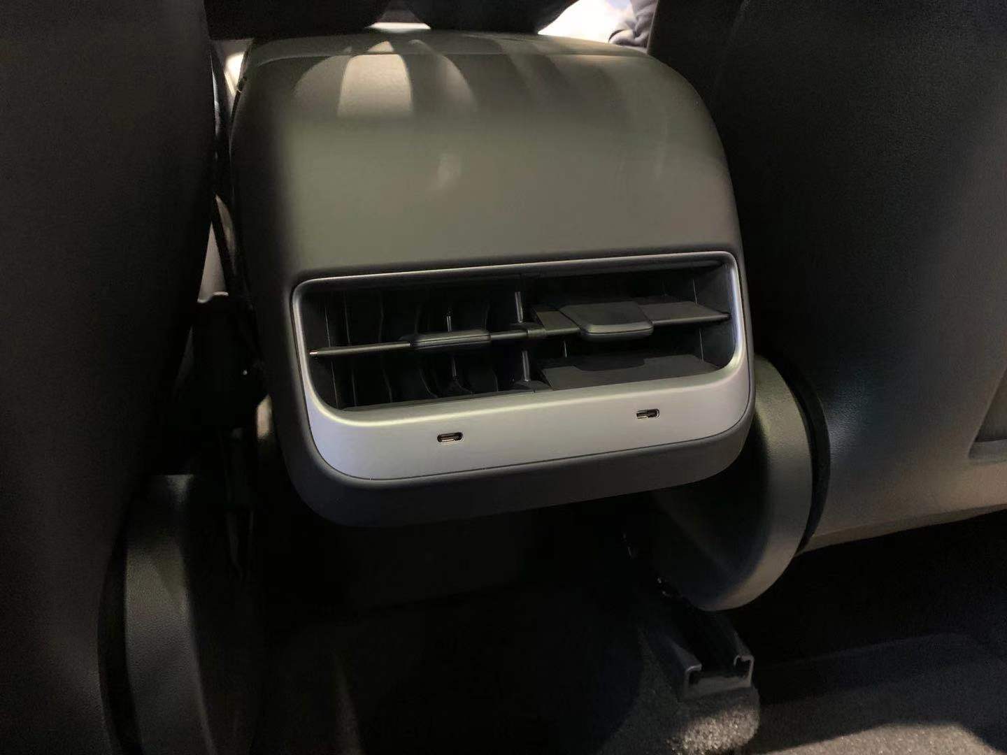 Rear air conditioning and dual Type-C charging ports