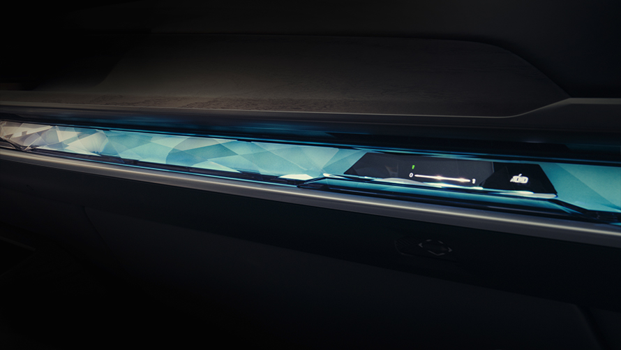 The i7 features an embrace-style interactive light strip using the "stone cutting" design language.