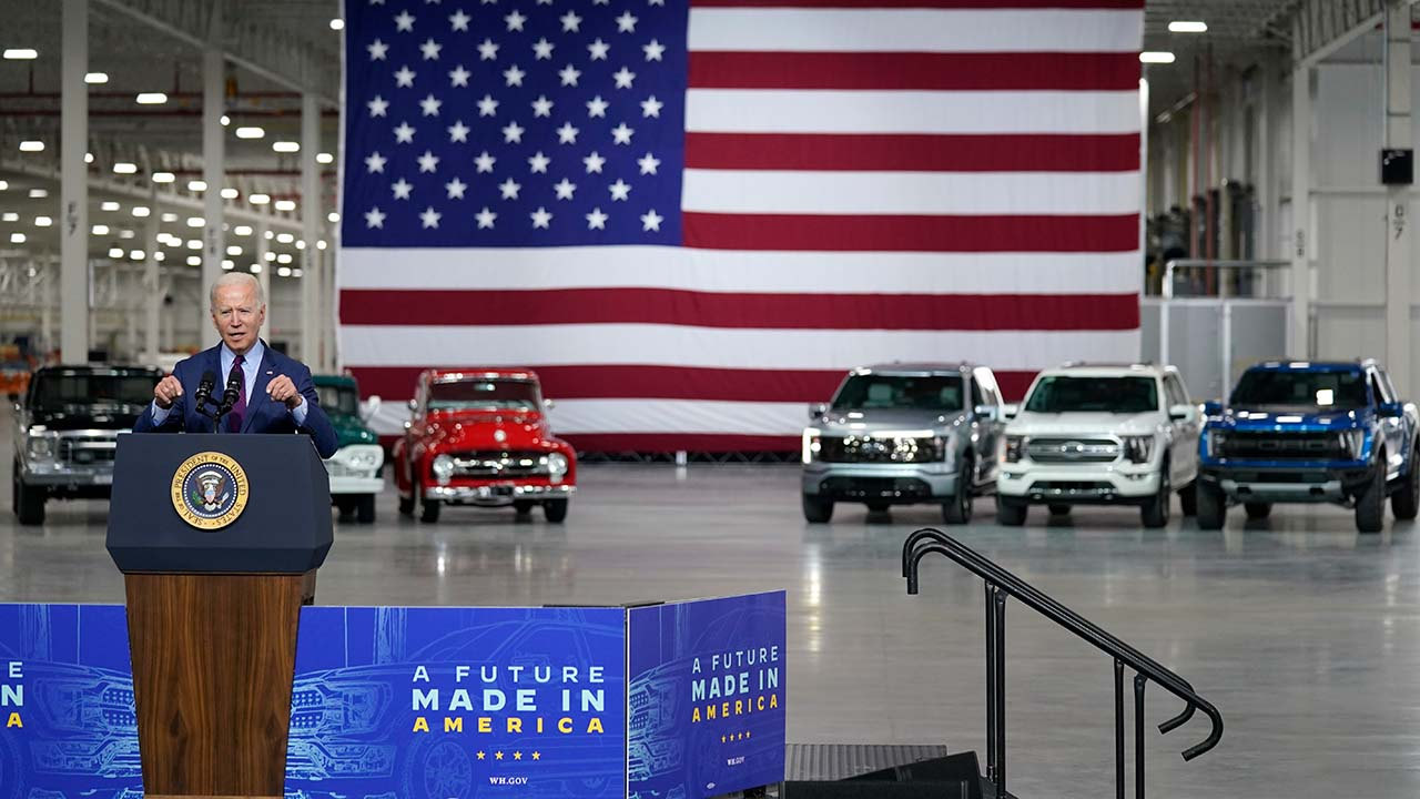 Biden speaks at a Ford plant, promoting the $174 billion electric vehicle promotion plan