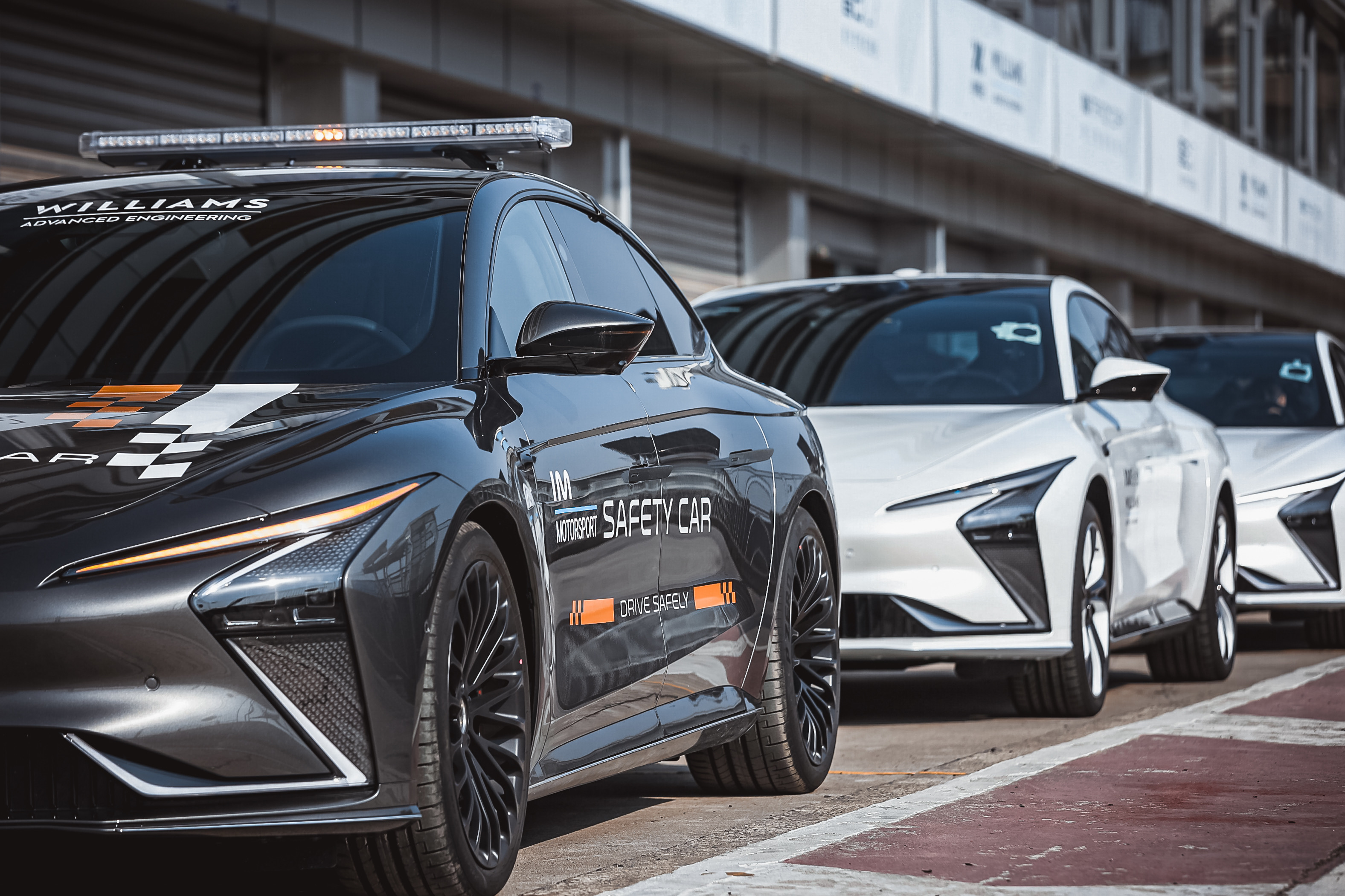 It is said that this safety car heralds the subsequent racing kits.