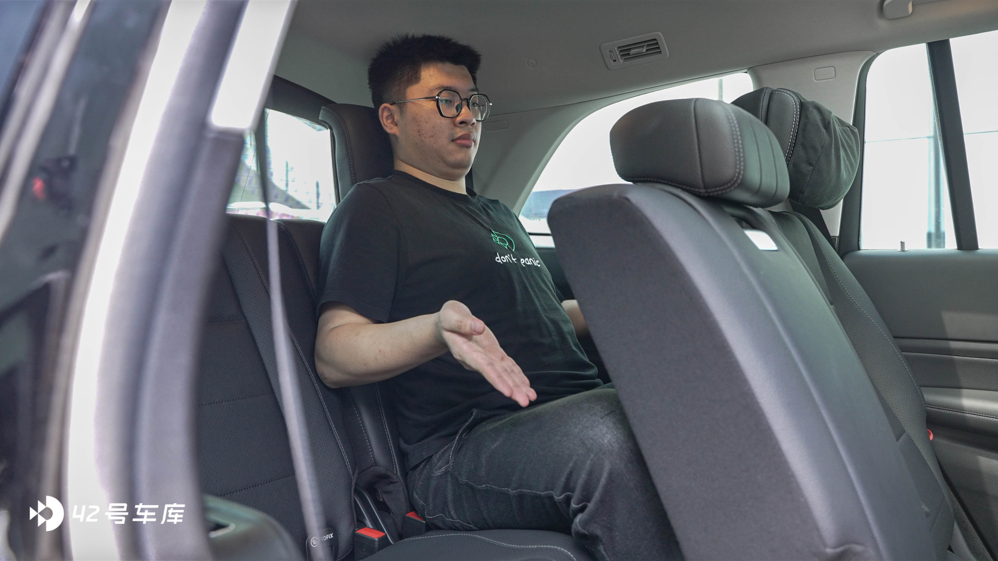 The legroom of Mercedes-Benz GLS's third row without enough space