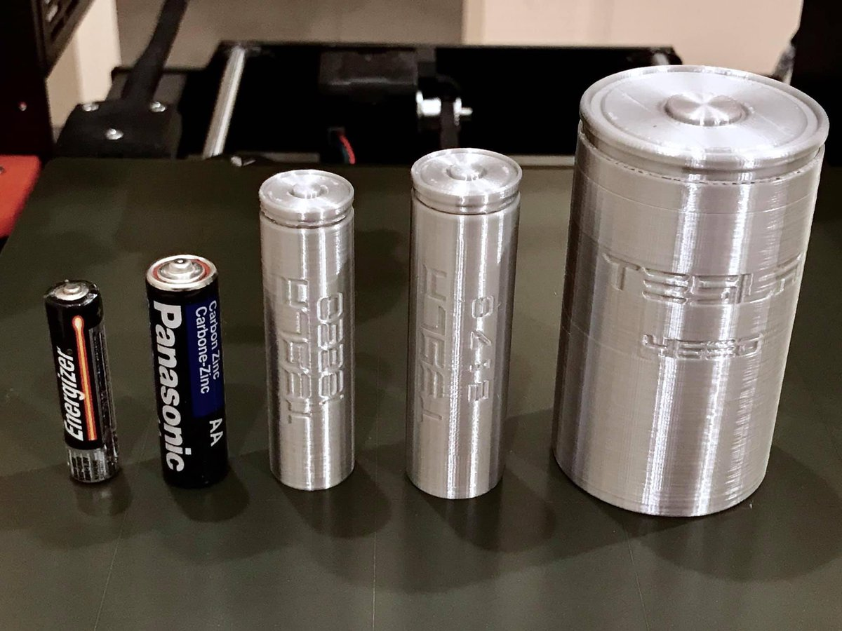 Comparison of the sizes of battery types including 7-cell, 5-cell, 18650, 2170, and 4680. The 4680 battery is noticeably larger.