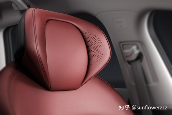 The increasing number of speakers and microphones in the cabin not only serve to improve the sound effect, but also provide a more natural interactive experience in the car. The picture shows the headrest speakers in the driver's seat of XPeng P7