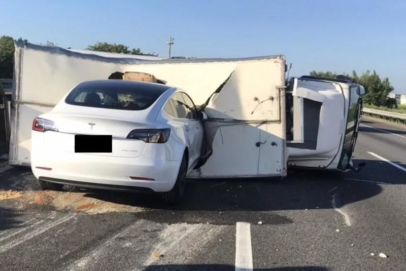 Tesla Autopilot hits the overturned trailer bed