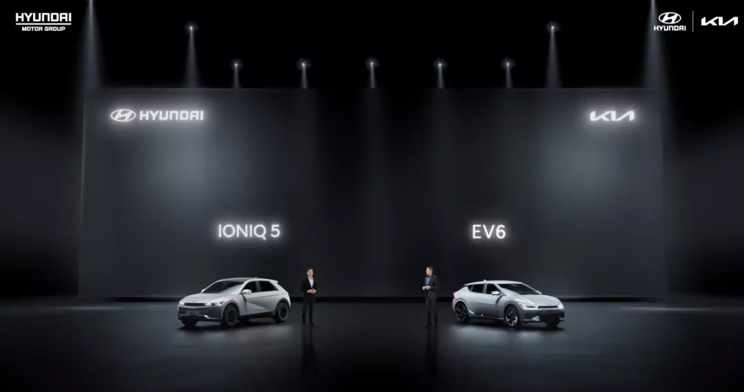 Li Guangguo and Hyundai/Kia R&D Center General Manager Du Sikai introduce the ONIQ 5 and EV6