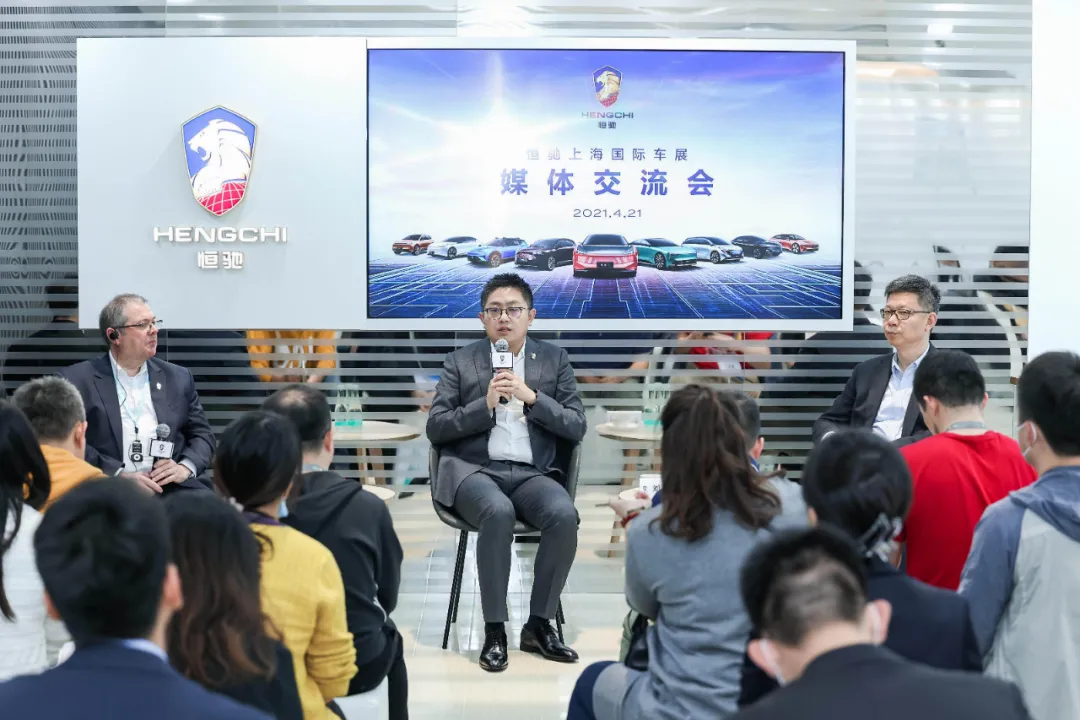 Liu Yongzhuo (center) communicates with the media