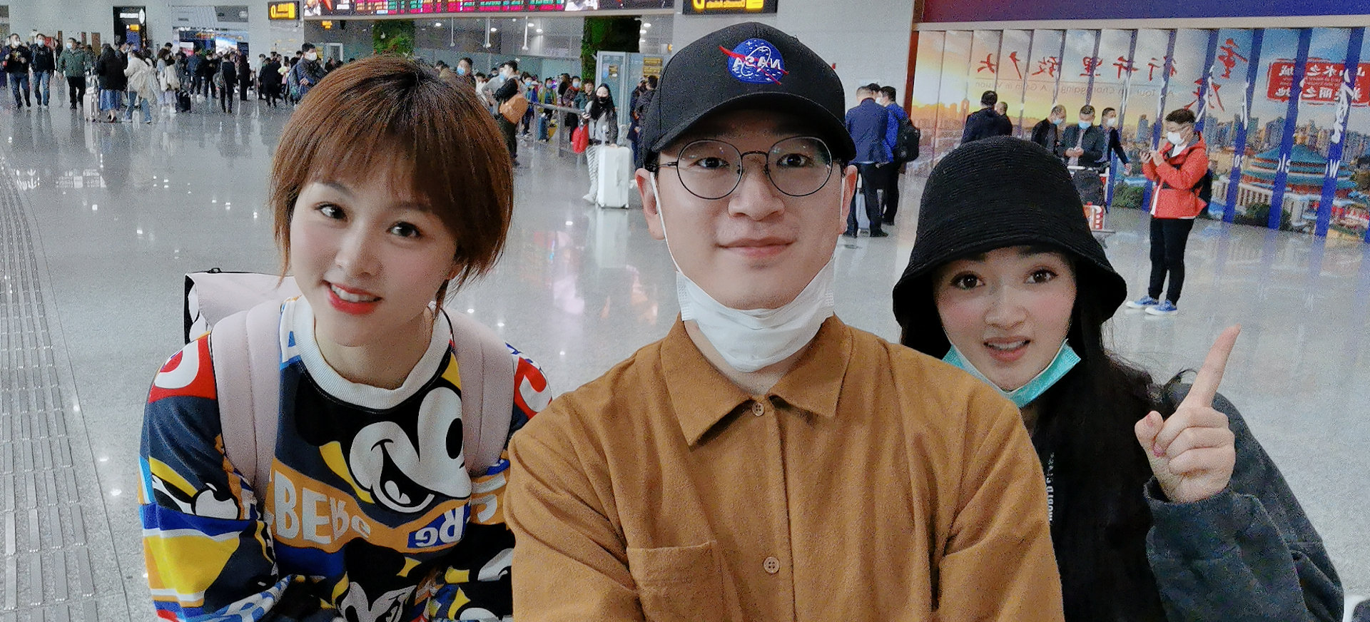 Group photo taken at Chongqing airport, with two beautiful female car owners on the left and right, to be honest, it made me a little shy.