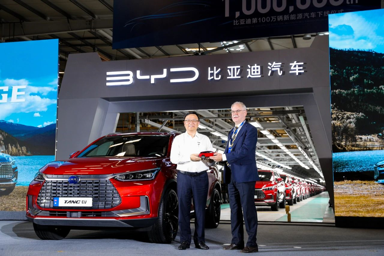 Norwegian Counselor Annanov and BYD Chairman and President Wang Chuanfu witness the 100 export Tang EVs launch