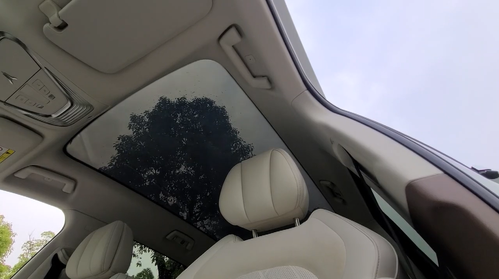 Highly transparent full panorama sunroof, same as Boeing 787