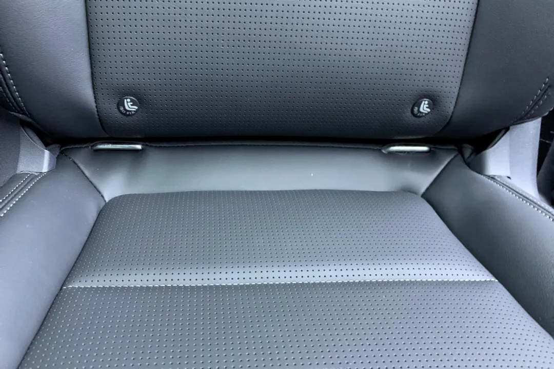 The safety seat interface is changed to an exposed type