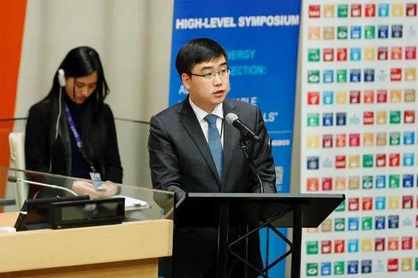 Picture of Cheng Wei speaking at the United Nations Senior Forum