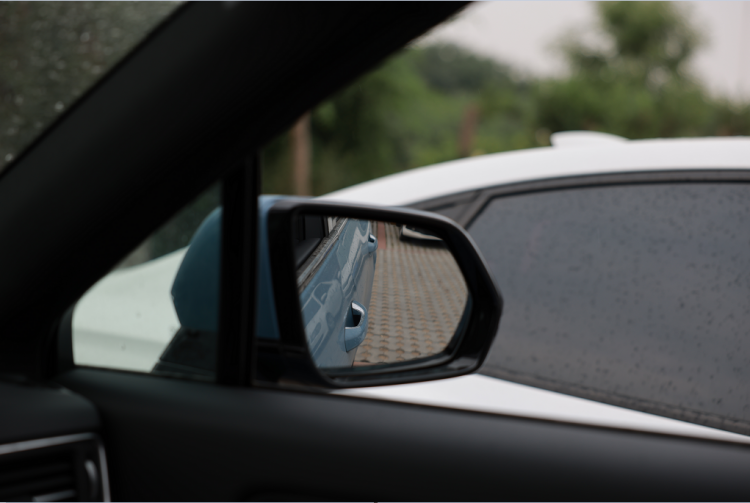 Recommended angle of view for the right side mirror when it is tilted downwards. 