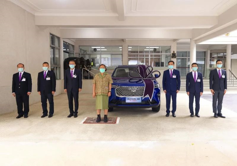 The first Haval H6 HEV off-line was presented to Princess Maha Chakri Sirindhorn and her public welfare and social organizations in Thailand