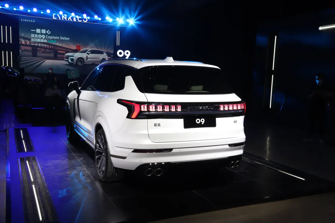 Rear of Lynk & Co 09