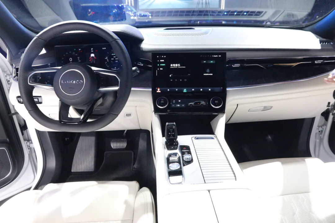 Interior of Lynk & Co 09