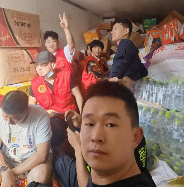 Xiao Yonglei and car enthusiasts in disaster relief