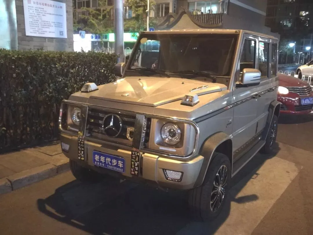 Elderly scooter copying the appearance of Mercedes-Benz G-Class