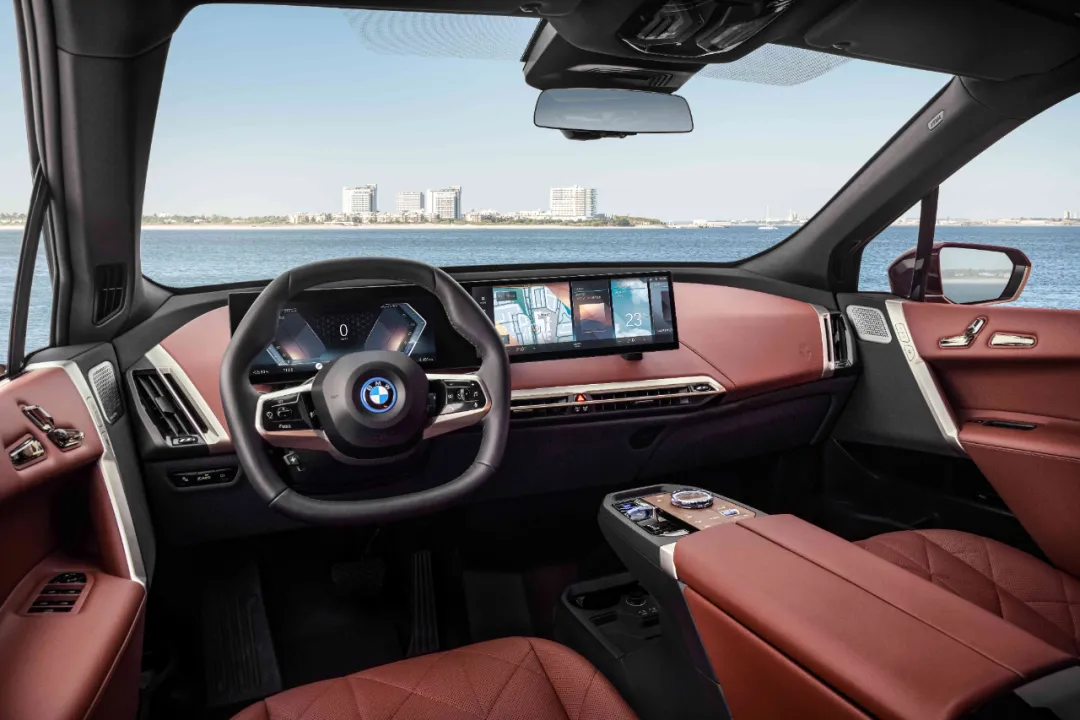 The integrated floating curved screen carried by the innovatively BMW iX is oriented to the driver's perspective.