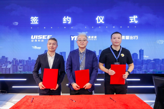 Yutong Technology Chairman Wu Gansha, YTO Express Vice President Xiang Feng, and Piaoliang Travel CEO Yang Guang signed a strategic cooperation agreement