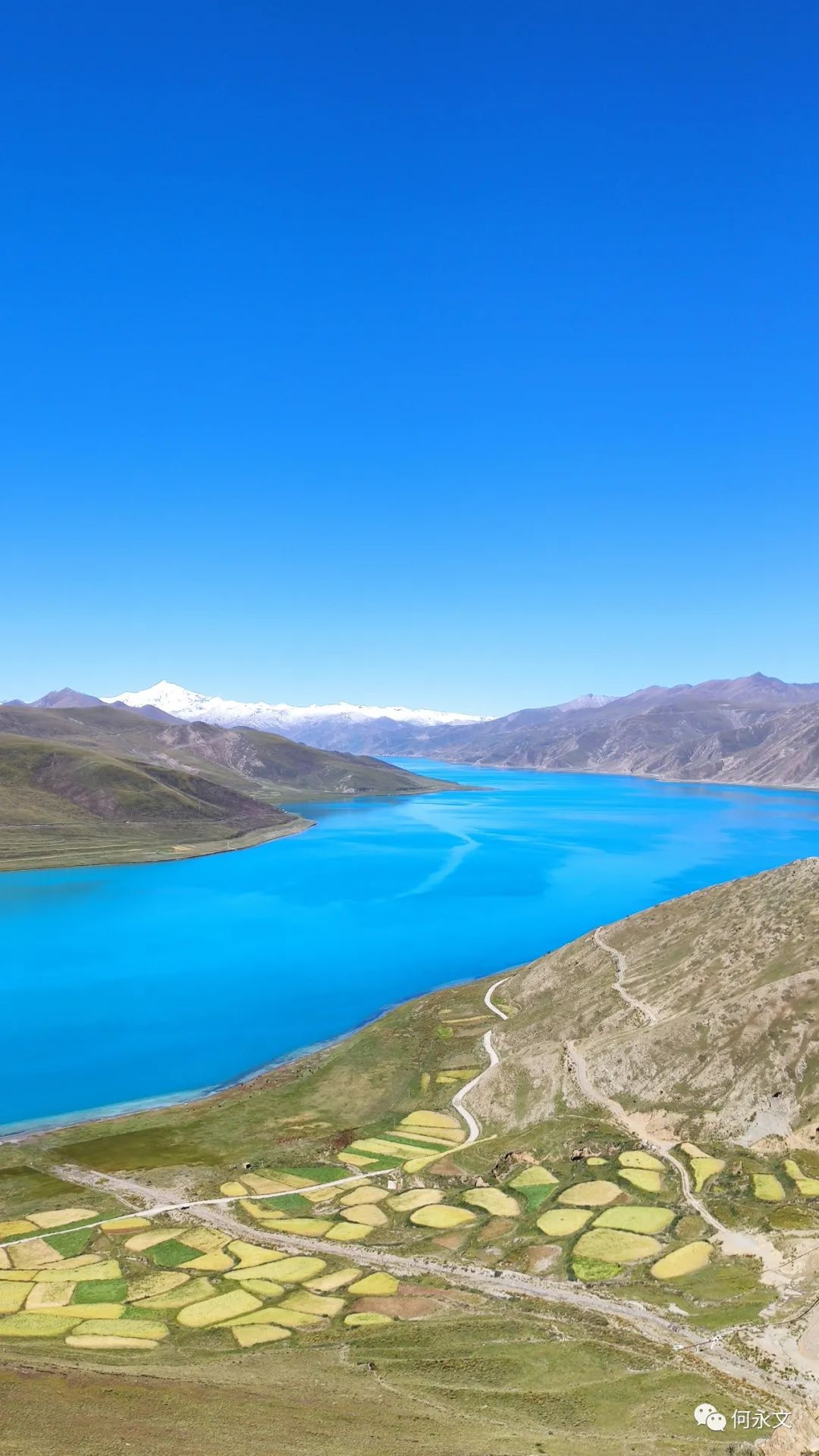 (The stunning Yamdrok Lake, the color of the lake is not edited.)