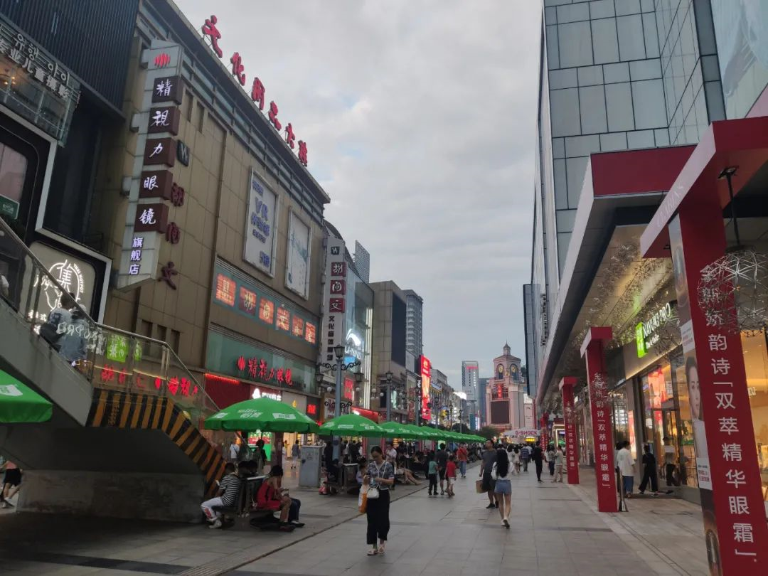 Chunxi Road Shopping Street, similar to Beijing Road Shopping Street in Guangzhou