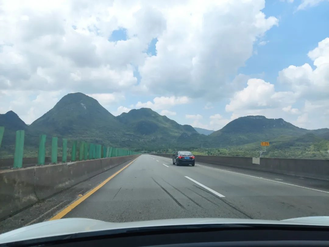 Enjoyed the mesmerizing journey with stunning views, including the continuous karst landforms in Qingyuan City.