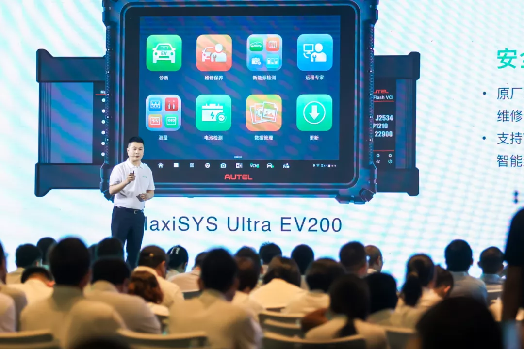 Picture of Wen Jie releasing the MaxiSYS Ultra EV200 diagnostic tool