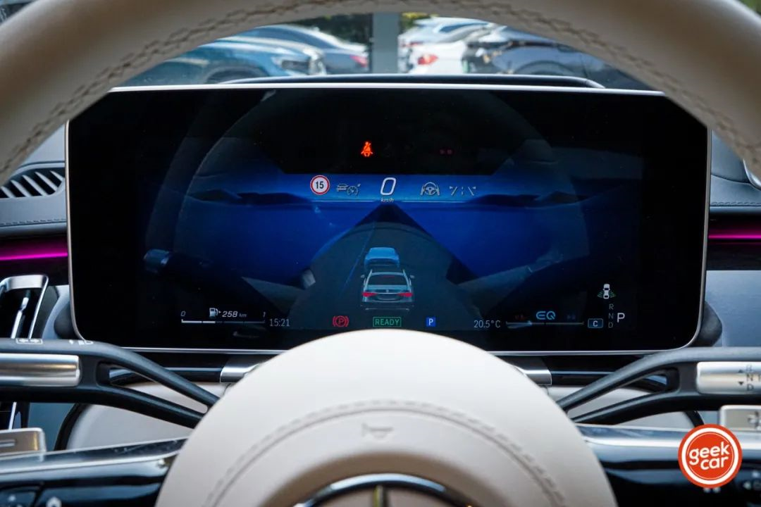 There is a bangs screen design above the LCD instrument panel, which contains two DMS (Driver Monitoring System) infrared cameras. These cameras mainly capture the driver's eyes to assist in the naked-eye 3D effect of the LCD instrument panel and the display of AR-HUD.