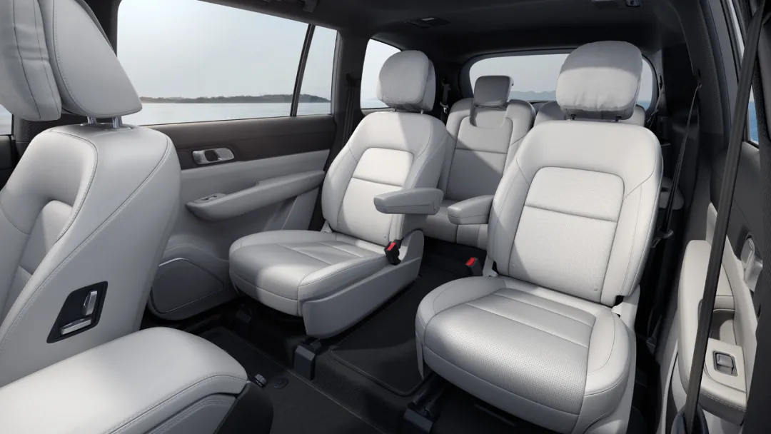 2021 Ideal ONE is equipped with a 6-seat layout, with the legroom of the third row increased by 41mm.