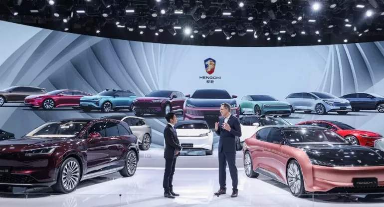 Dai Lei, Executive Vice President of Evergrande Auto appeared in Han Chishe Automotive booth for the first time at the 2021 Shanghai Auto Show