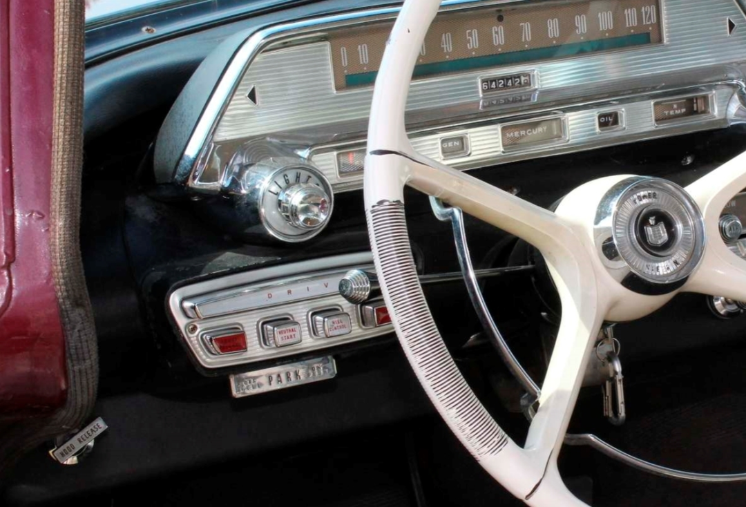 Mercury Monterey, exquisite red and white color scheme