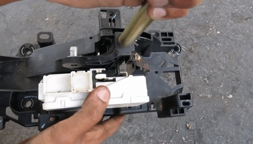 Mechanical lock structure in the automatic transmission shifter