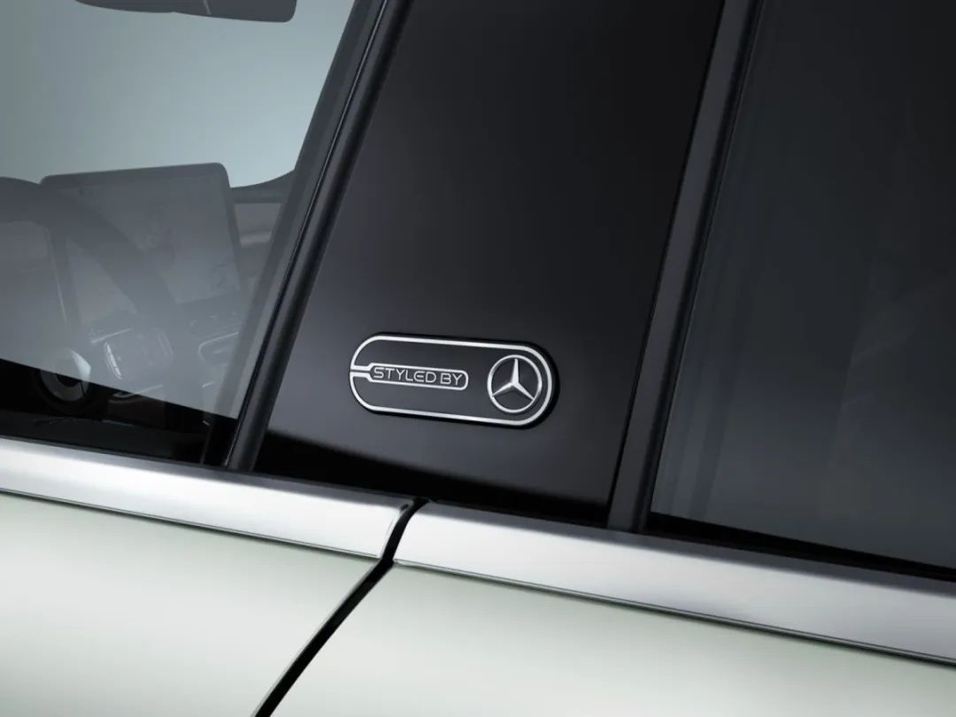 (By the way, I think the most essential touch is the design above the B-pillar door, inspired by Mercedes-Benz, with the three-star pattern. Well done, YYDS!)