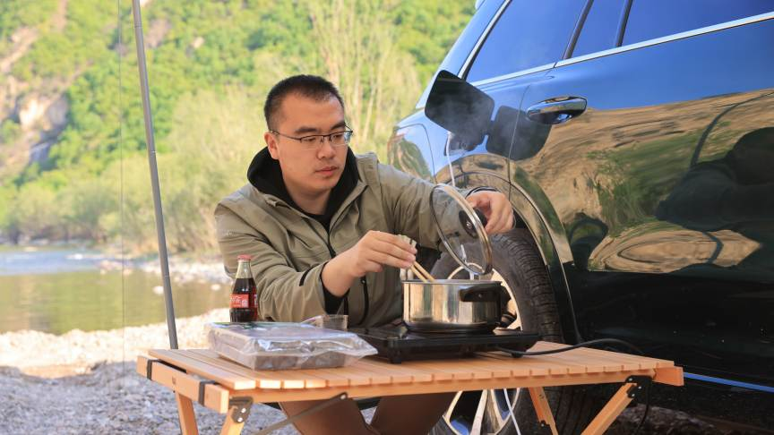 What is it like to cook hot pot outdoors?