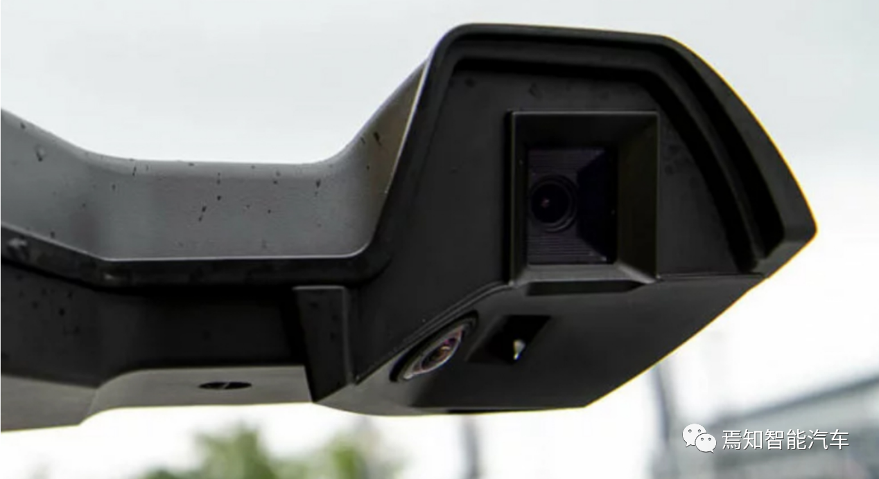 Image: MAN OptiView electronic mirrors are equipped with several cameras that have different focal lengths. The largest camera in the box is a zoom camera that can capture images of vehicles' sides and trailers' rears. The camera with a slanted placement below is a wide-angle camera that complements the zoom camera by collecting broad-angle images of the surroundings, allowing drivers to make decisions in advance. Besides, there is a camera installed below the arm to collect images of the area beside the door, ensuring the safety of the most dangerous blind spots.