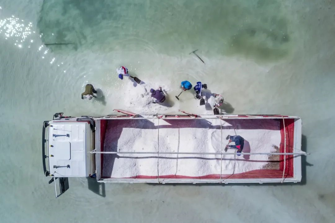 In Bolivia, miners are loading lithium salt blocks containing rich lithium into a truck.