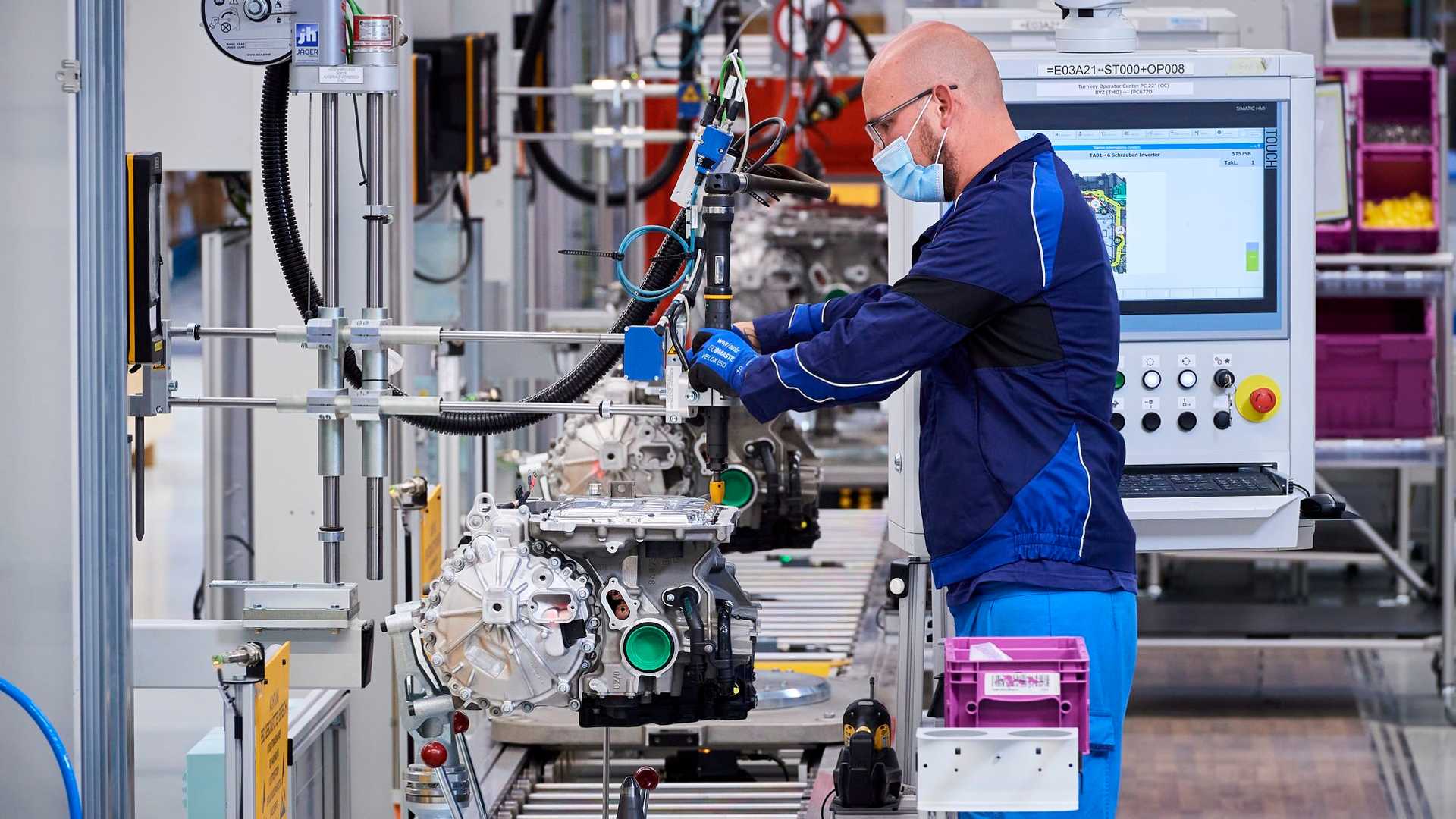 BMW opens new technology center with production capacity to provide for 500,000 electric vehicles.