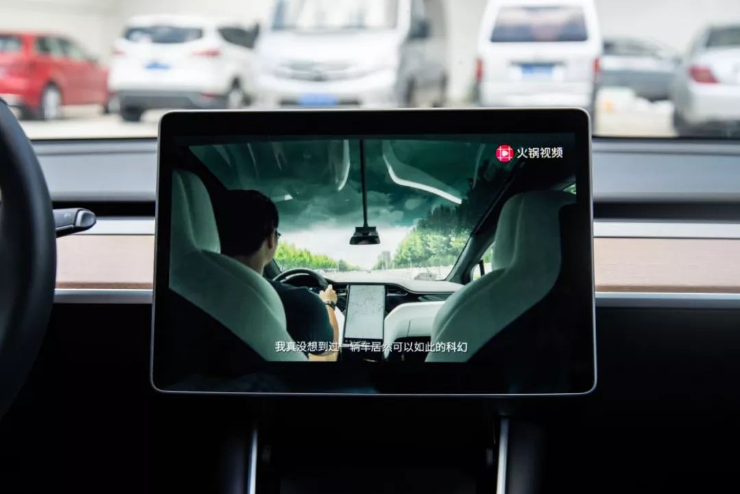 What does it feel like to experience Tesla V10 system in real car and watch TV on the 15-inch screen?