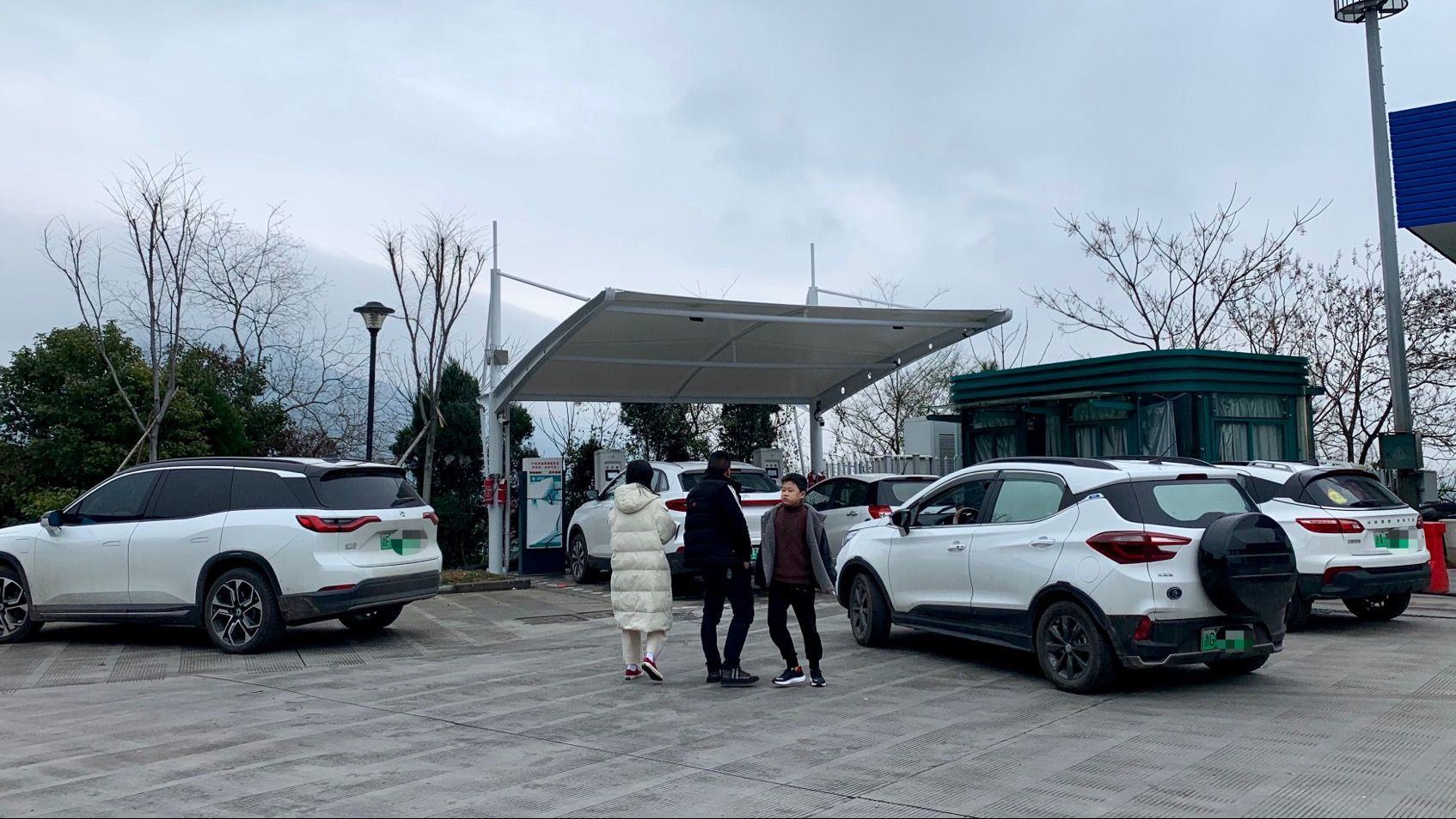 Spring Festival travel rush return trip, a heart-to-heart talk with NIO, Roewe and BYD car owners at the service area.