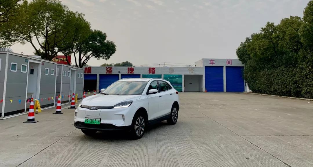 What is it like to travel 400 kilometers during the Spring Festival rush hour and drive an electric car home?