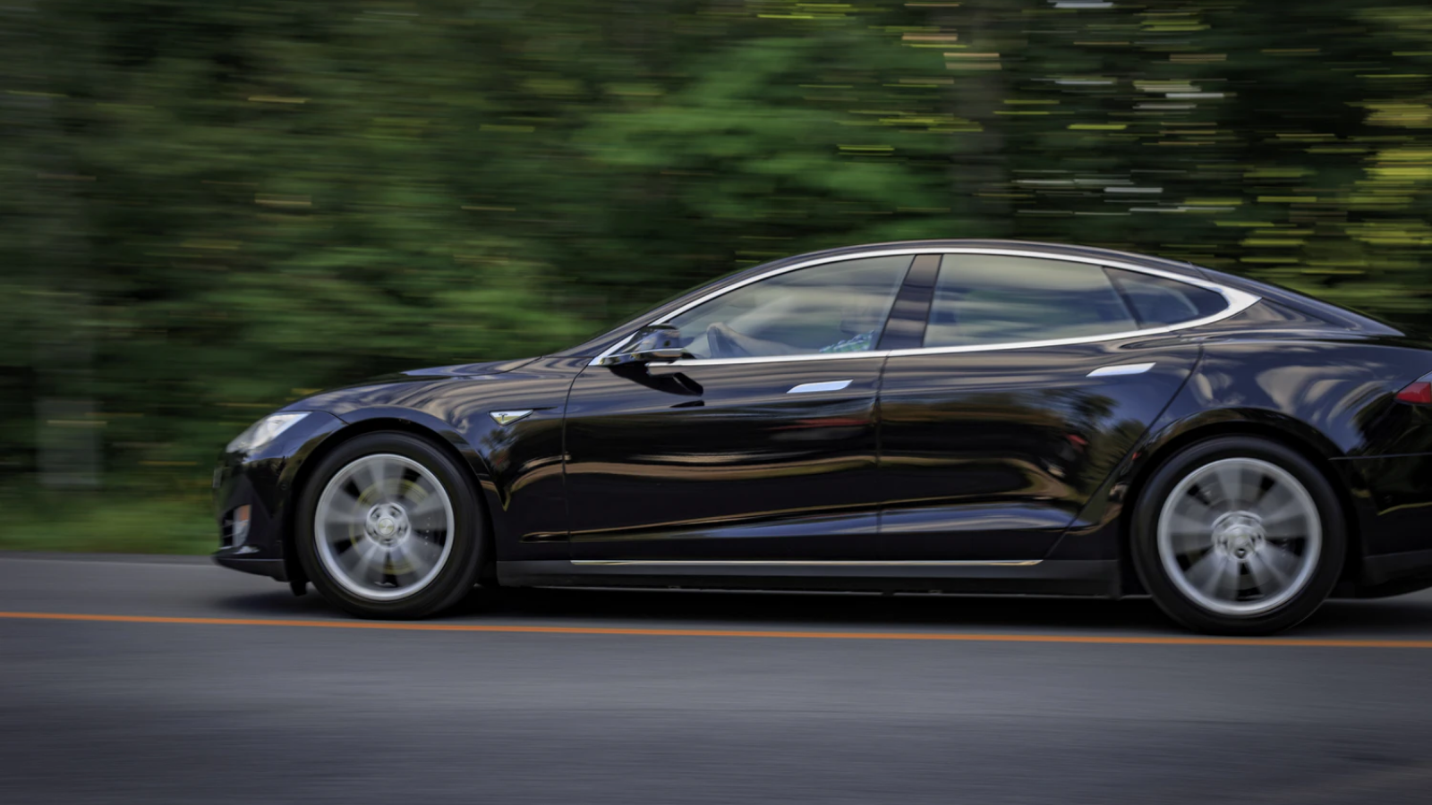 Consumer Reports Tested: The Hopes and Challenges of Tesla's Navigate on Autopilot