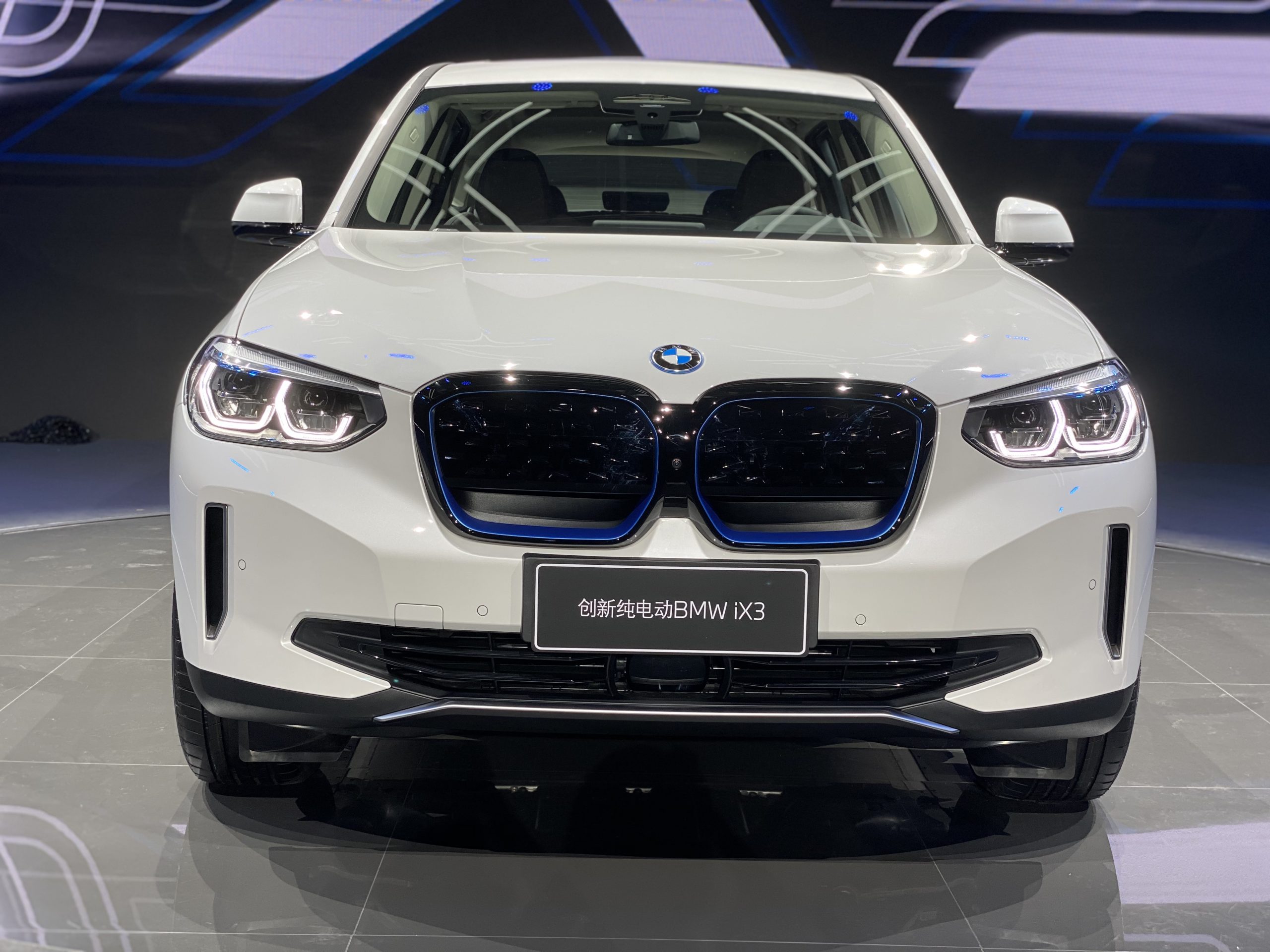 The BMW iX3, a pure electric SUV, made its global debut. The leading model is priced at 470,000 yuan, and the flagship model at 510,000 yuan.
