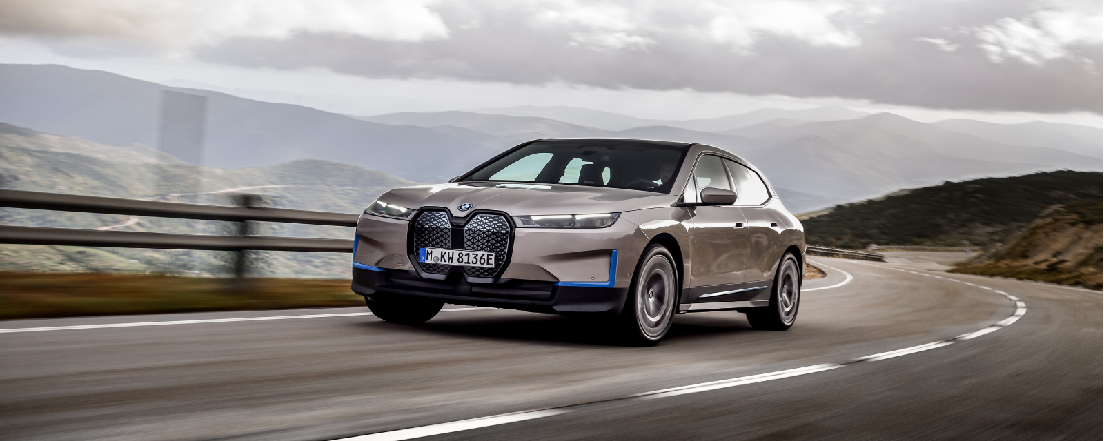 BMW's pure electric SUV iX officially debuts, with a WLTP range of no less than 600 km.