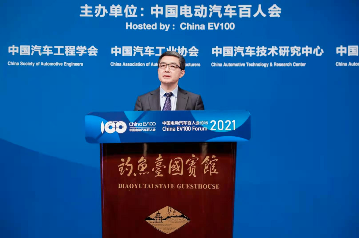 Academician Ouyang Ming: Distributed photovoltaics + batteries + electric vehicles + Internet of Things + blockchain is the golden combination for the future intelligent energy ecology of transportation.