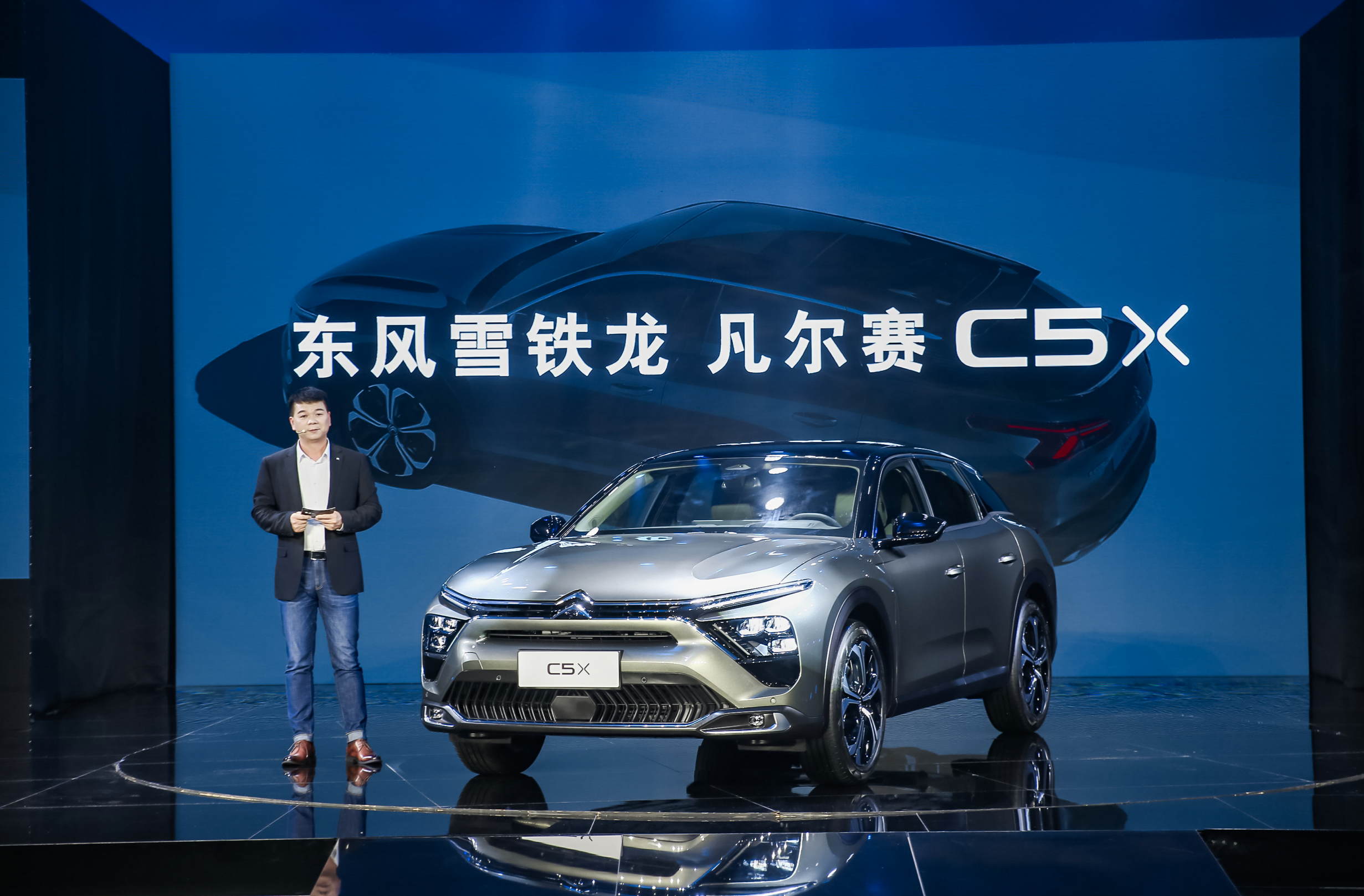 Named "Versailles" in Chinese, the Dongfeng Citroen C5X made its global debut.