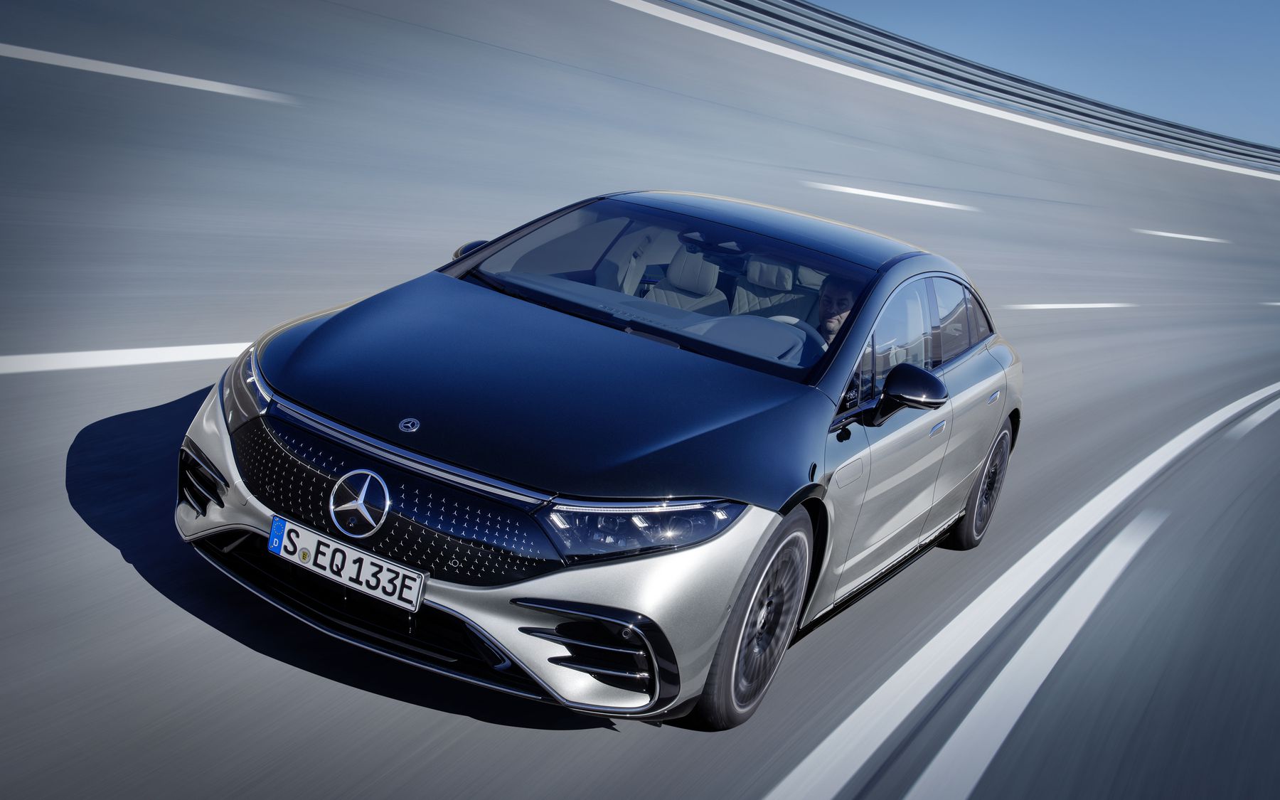 What functions can be achieved by the automatic driving system of Mercedes-Benz EQS?