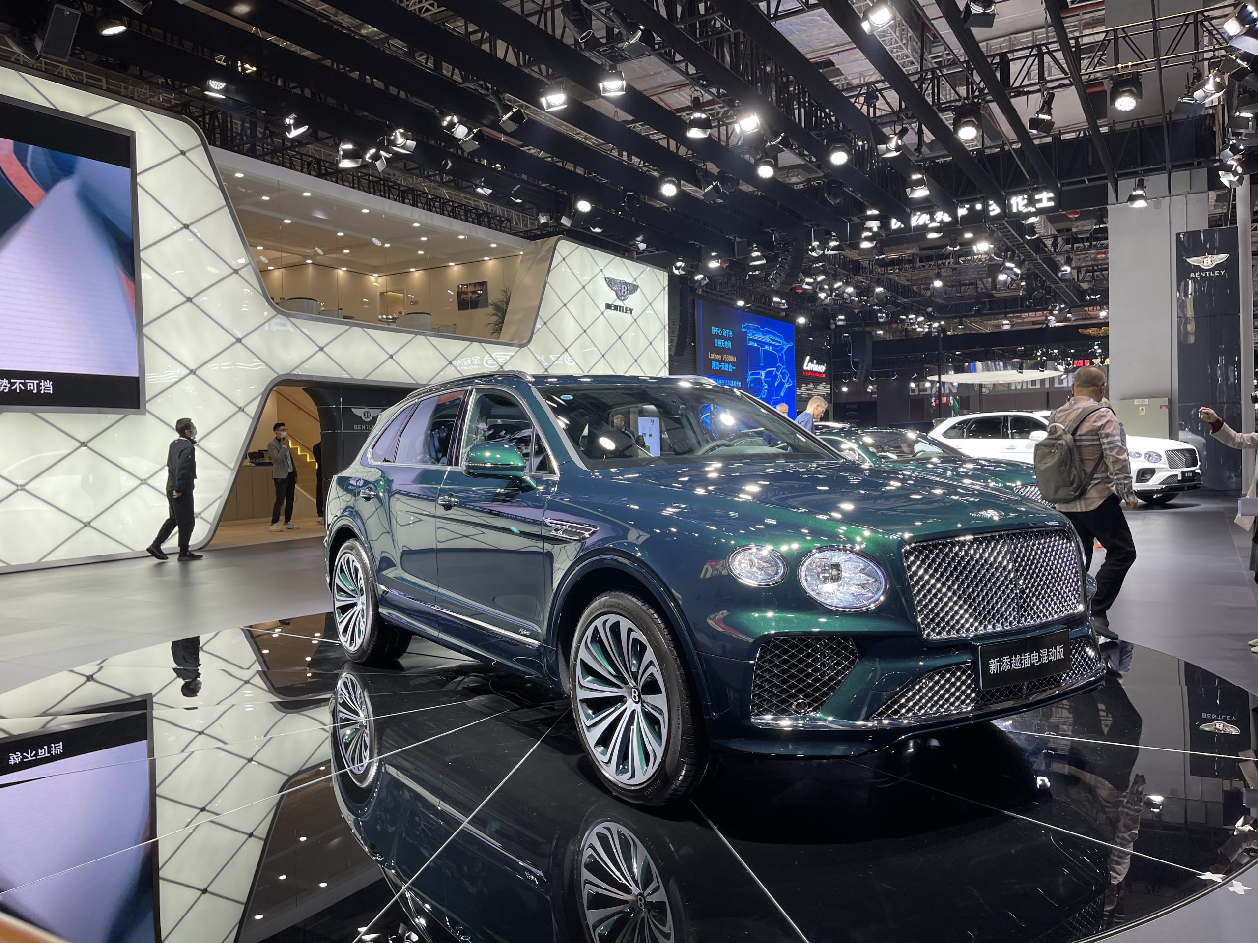 2021 Shanghai Auto Show new car debut: Bentley adds new Bentayga plug-in hybrid version.