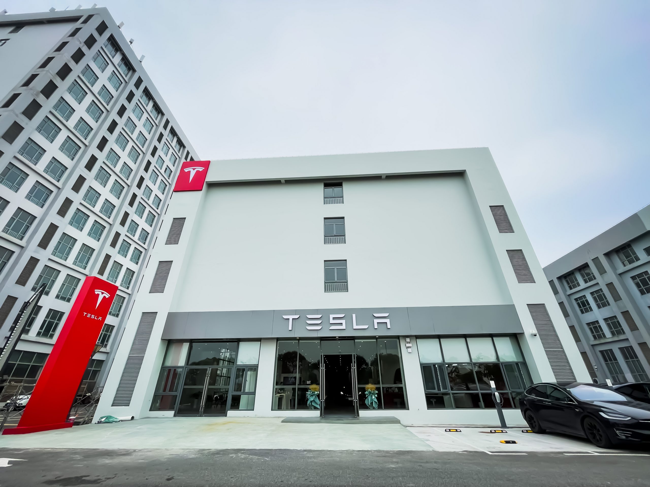 Checking in at the Tesla Center in Lingang, Shanghai, reviewing Tesla's active and passive safety advantages.